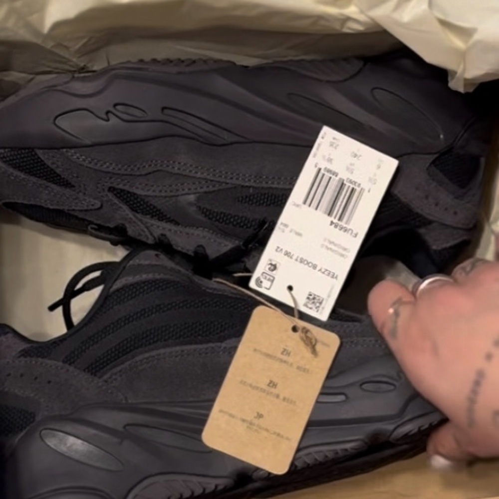 YEEZY BOOST 700